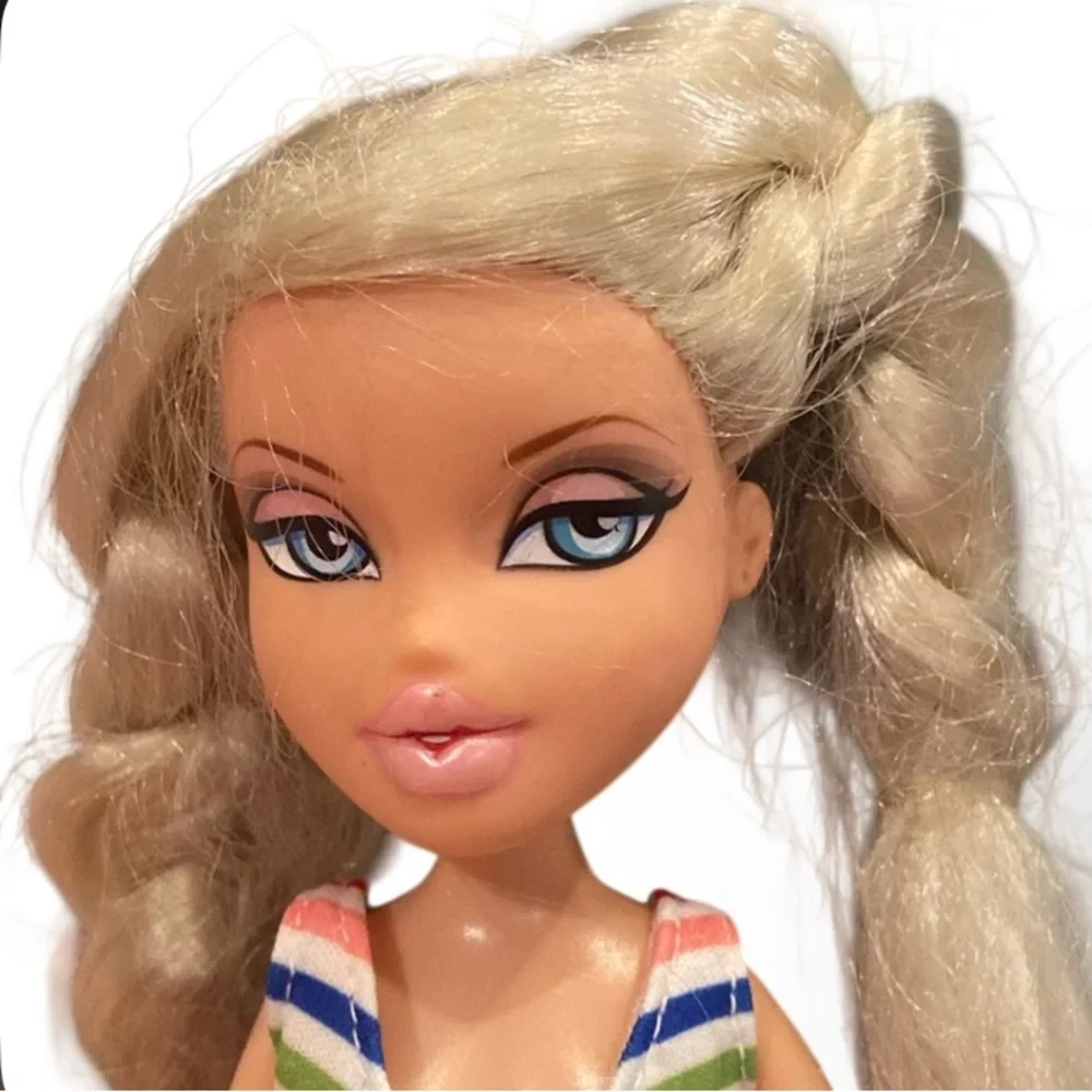 VTG Bratz Doll Chloe 2001 Blonde Hair Blue Eyes Fully Dressed MGA